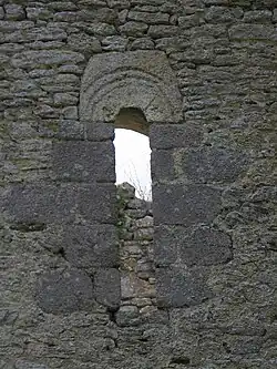 Fenêtre romane au chevet.