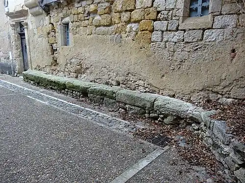 Banc des pèlerins situé près la porte fortifiée nord.