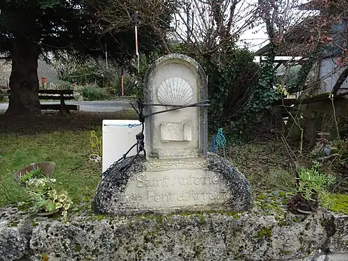 Pierre "coquille" dans le village.