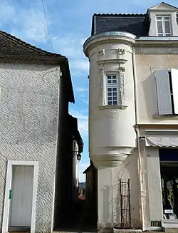 Maison à tourelle, angle rue du Lieutenant Dupuy.