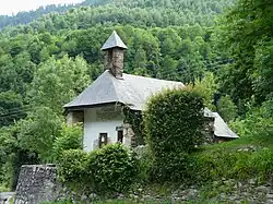 La chapelle de Saint-Aventin, juste avant le carrefour avec la route du port de Balès.