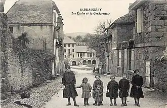 Les écoles et la gendarmerie.