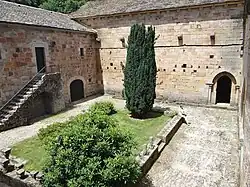 La cour du cloître de Comberoumal.