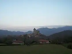 Aperçu du hameau du Mont avec en arrière-plan la ville haute et la cathédrale Notre-Dame de Saint-Bertrand-de-Comminges.