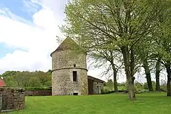 Vieille tour près de l'église.