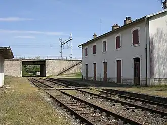 Gare de Saint-Bonnet-en-BresseDepuis l'ancienne ligne Chagny-Dole, vue sur la ligne de Dijon - Saint-Amour, sur le passage supérieur