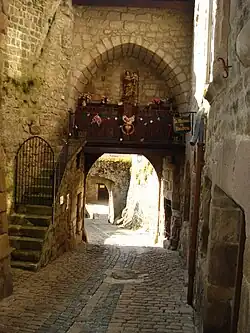 Porte de la Châtelaine ; oratoire Notre-Dame-de-Bon-Secours ; maison de Mandrin (à droite).