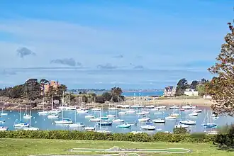 Le minigolf et le château du Nessay encadrent …