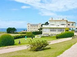 Façade sud du club-house avec le début du parcours.