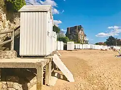 La plage de la Grande Salinette et ses cabines en bois.