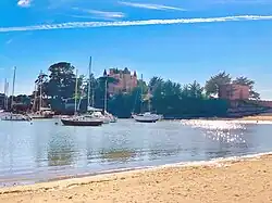 Le château du Nessay vu de la plage du Béchet.