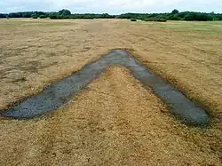 Piste Nord-Sud en herbe.