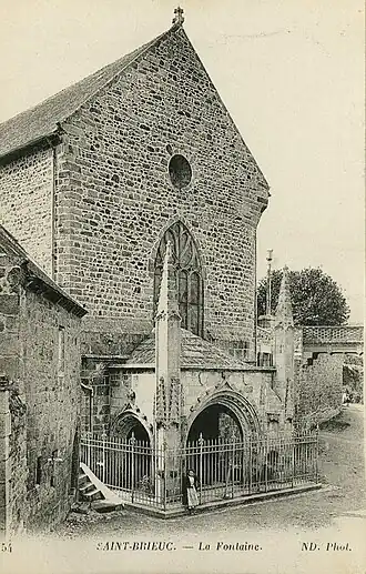Vue arrière de la chapelle, avec la fontaine.