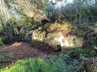 Photo d'un bunker de la Seconde Guerre mondiale en partie enterré.