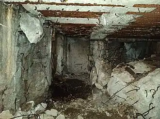 Photo de l'intérieur d'une casemate endommagée.