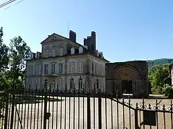 Le château et le portail.