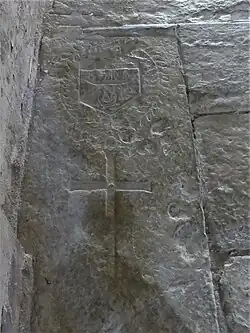 Dalle funéraire au sol de la nef.