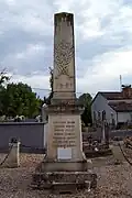 Le monument aux morts dans le cimetière attenant à l'église (sept.&nbsp;2011)