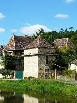Pigeonnier dans le bourg, au bord du canal de Lalinde.