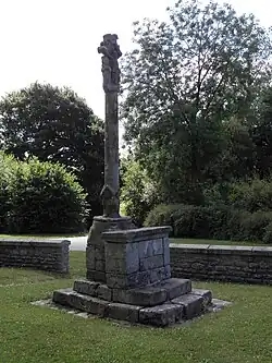 Faces septentrionale et occidentale de la croix.