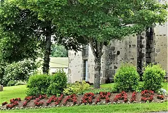 Dans le bourg, parterre de fleurs reproduisant le nom de la commune.