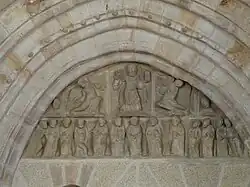 Le tympan du portail.