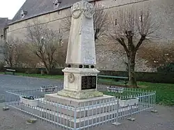 Le monument aux morts avec sa curieuse datation 1914-1919 en 2012.