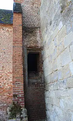 Ancienne porte dérobée menant à l'étage.