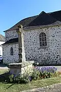 Vieille croix monolithique près de l'église.