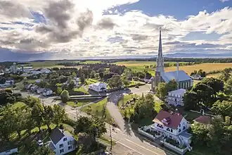 Vue aérienne de l'église de Saint-Denis-De La Bouteillerie en 2024.