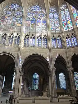 Basilique Saint-Denis - Claire-voie et triforium du gothique rayonnant sur le déambulatoire du gothique primitif.