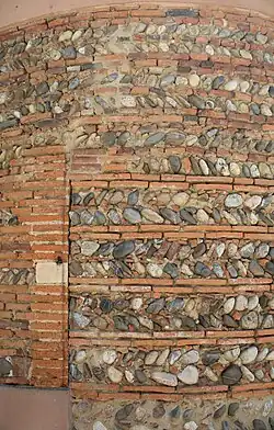 Saint-Elix-le-Château Appareil de construction en brique foraine et galets.