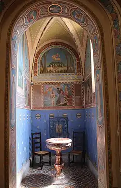 Les fonts baptismaux.