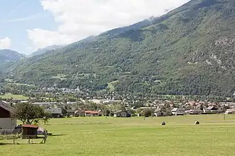 Saint-Étienne-de-Cuines, au bas la vallée des Villards, dominée par le massif de Belledonne.