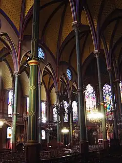 La nef et ses colonnes polychromes en fonte .