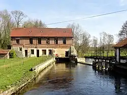 Le moulin-brosserie, sur les bords du Thérain.