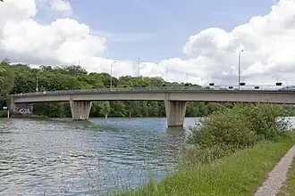 Le pont du Maréchal-Juin depuis la rive gauche de la Seine.