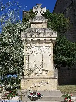 Le monument aux morts près de l'église (août&nbsp;2010)