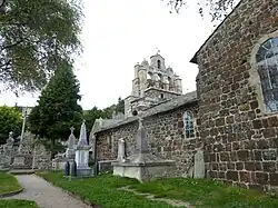L'église et l'ancien cimetière.