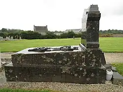 Tombe du cimetière, criblée d'impacts en 1944.