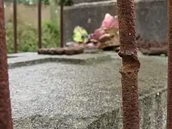 Impact de balle d'une grille dans le cimetière.