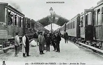 La gare à l'époque des voitures en bois.