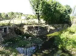 La digue castrale effondrée.