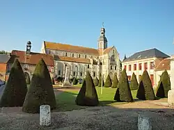 Jardins de l'abbaye et église.