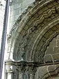 Portail roman côté ouest, archivoltes et chapiteaux.