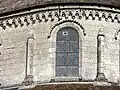 Rond-point de l'abside, fenêtre haute, contrefort-colonnes et corniche.
