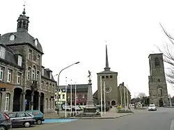 L'ancien hôtel de ville, la nouvelle église et la tour de l'ancienne église (XVIe&nbsp;siècle).