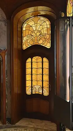 Porte d'accès au grand salon depuis le grand hall.