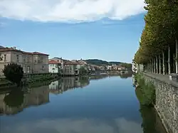 La rivière Salat traversant la ville avec à gauche le château des vicomtes du Couserans.
