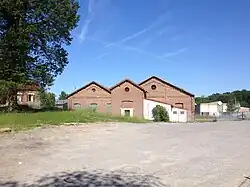 Les bâtiments restants de l'usine électrique, aujourd'hui locaux communaux.